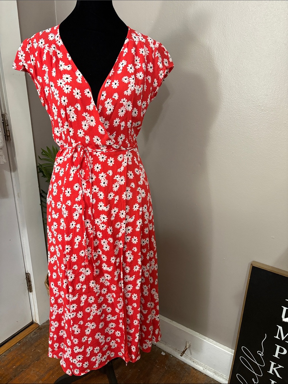 Reformation Carina Wrap Midi Dress in Oopsie Daisy - Size Medium